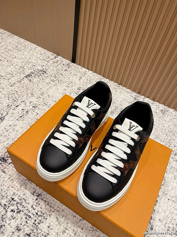 Nike Black Low-top Sneaker with Black Nike Low-top Detail